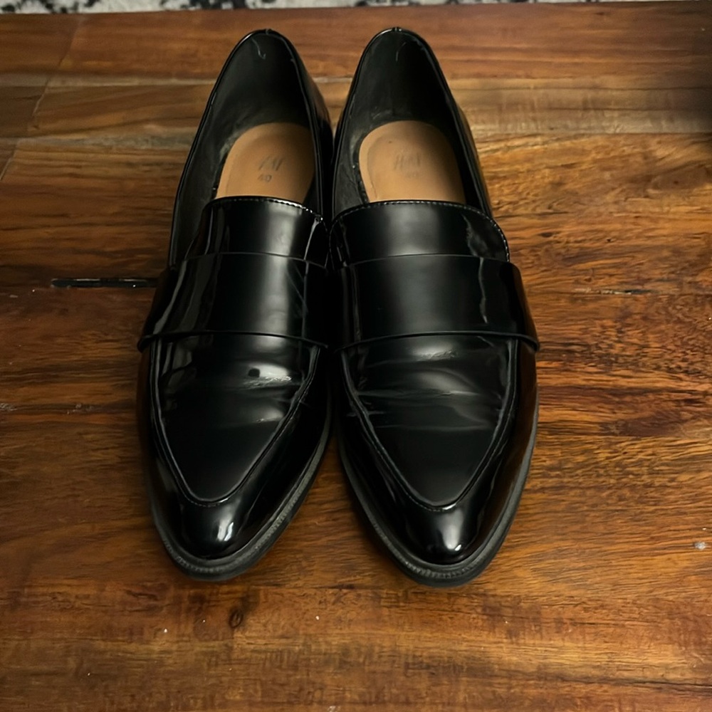 Black pattern leather loafers